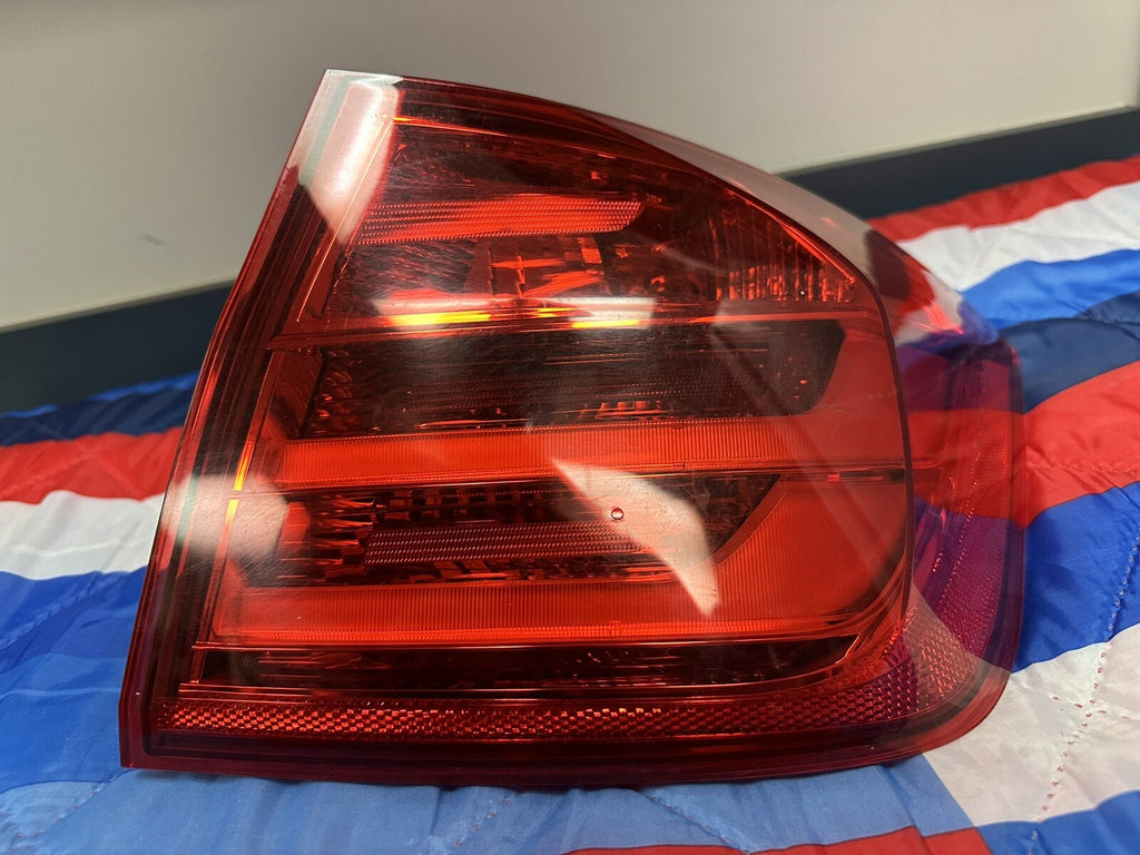 12-15 BMW F30 F80 SEDAN REAR RIGHT OUTER QUARTER TAIL LIGHT LAMP OEM 7372786