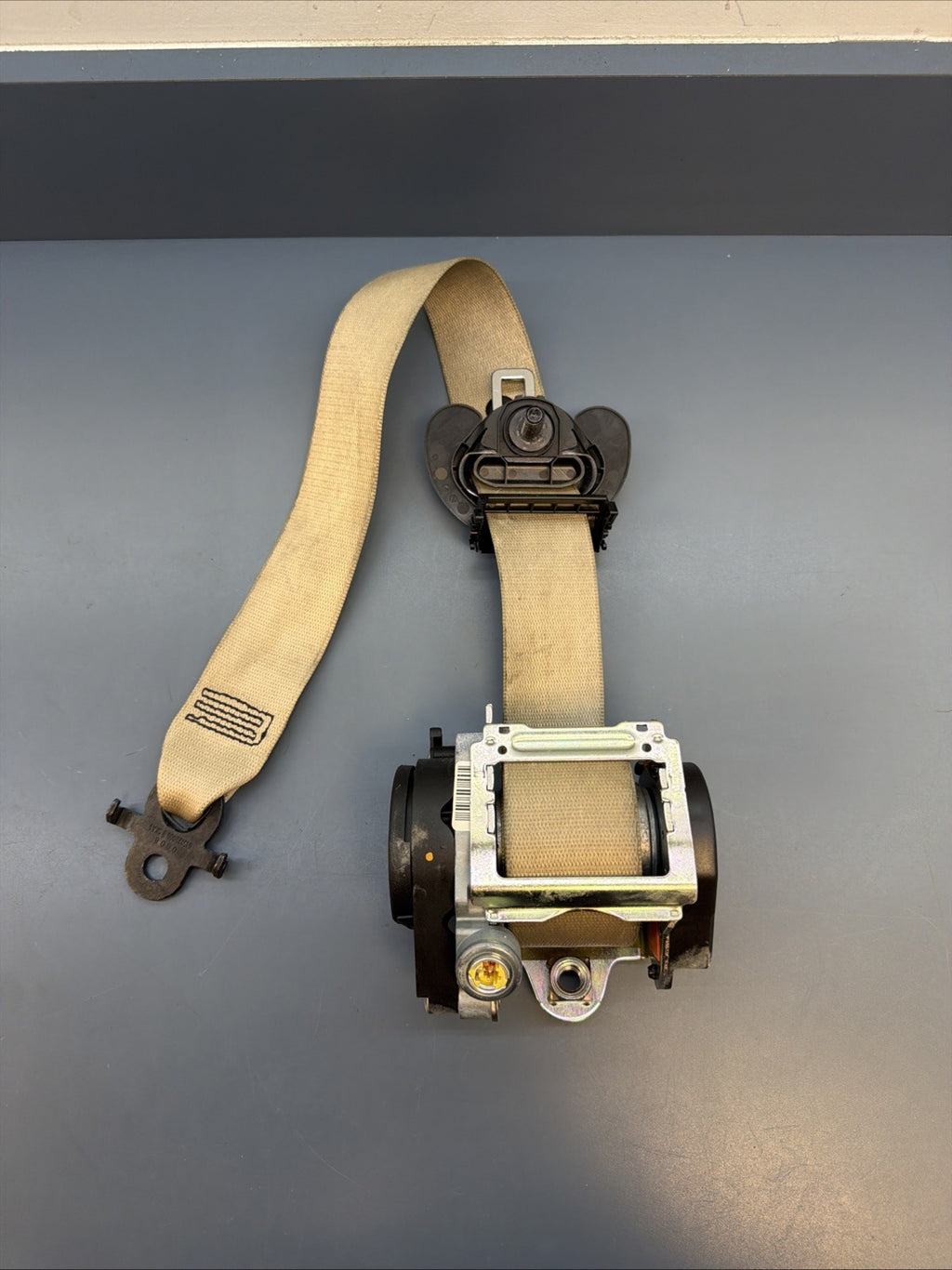 BMW 10-17 F10 5 SERIES FRONT RIGHT PASSENGER SEAT BELT RETARCTOR BEIGE 618120800