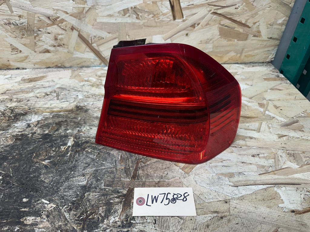 BMW 2005-2009 E90 REAR OUTER RIGHT PASSANGER SIDE TAIL LIGHT OEM 7161956