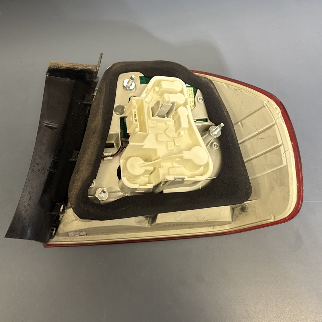 BMW 09-11 E90 LCI LEFT DRIVER SIDE REAR OUTER TAIL LIGHT OEM 7289429