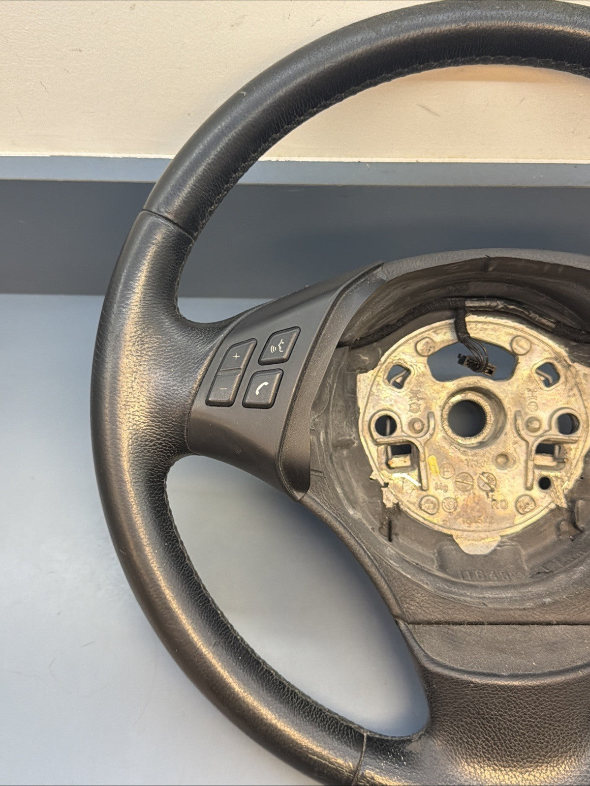 2006–2011 BMW 325i E90 STEERING WHEEL W/ CONTROL SWITCHES OEM 6959893-01 6764547
