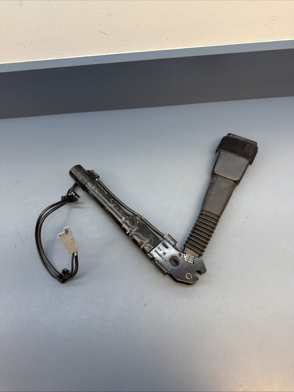 OEM BMW 7213564 Right Side Seatbelt Buckle Receiver E90 E91 E92 E93 E84 E89