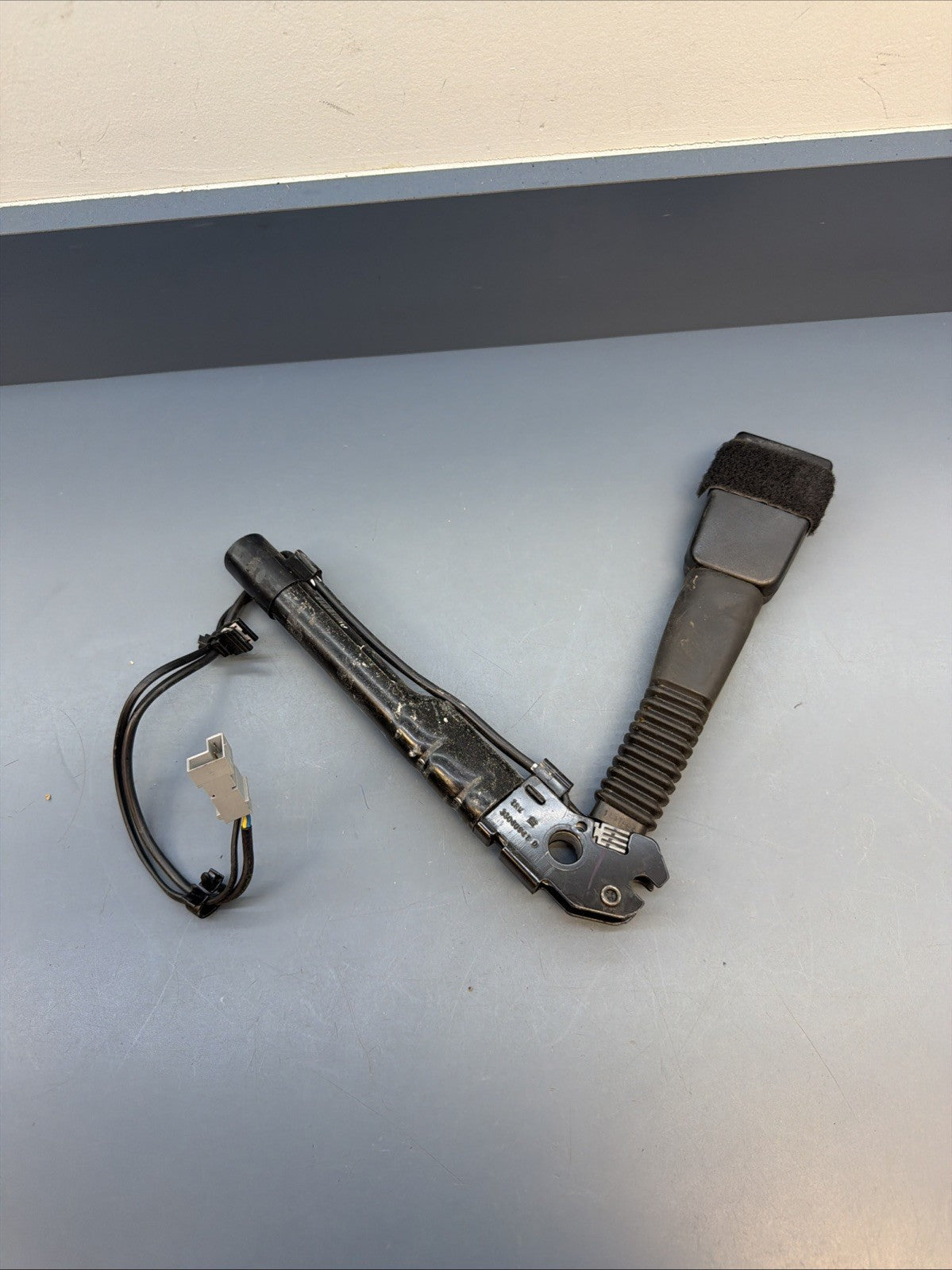 OEM BMW 7213564 Right Side Seatbelt Buckle Receiver E90 E91 E92 E93 E84 E89