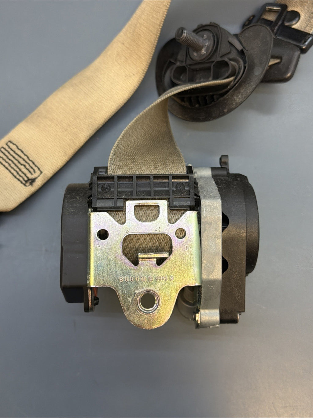 11-16 BMW F10 FRONT LEFT DRIVER SEAT BELT RETRACTOR OEM 618120900 BEIGE