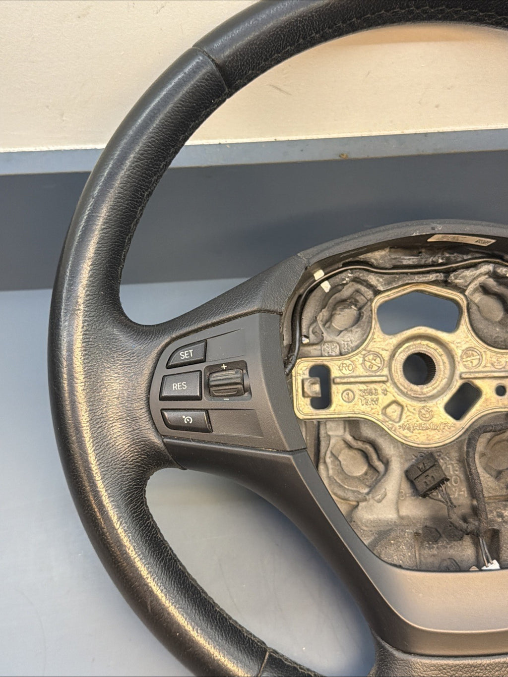 12-2016 BMW 320I F30 FRONT 3 SPOKE STEERING COLUMN WHEEL LEATHER BLACK 62558150E