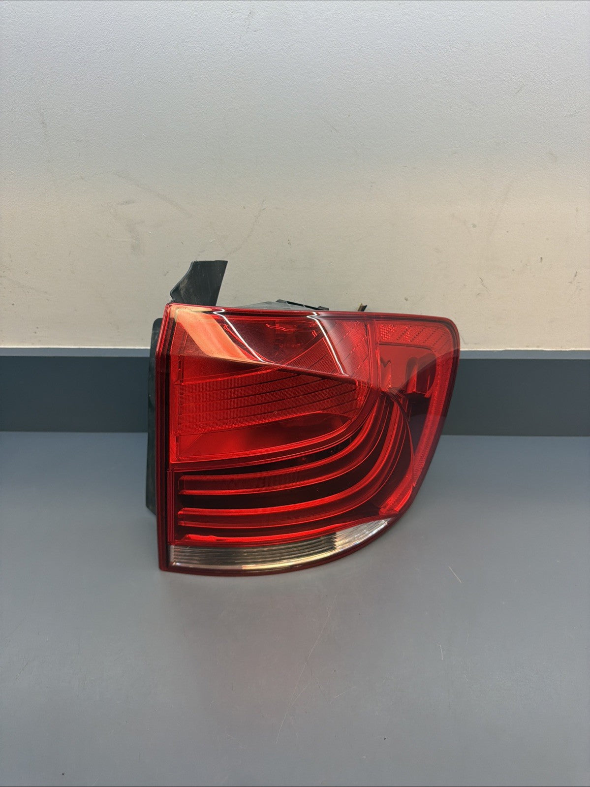 2013 2014 2015 BMW E84 X1 REAR RIGHT OUTER TAIL LIGHT ASSEMBLY OEM 2990112
