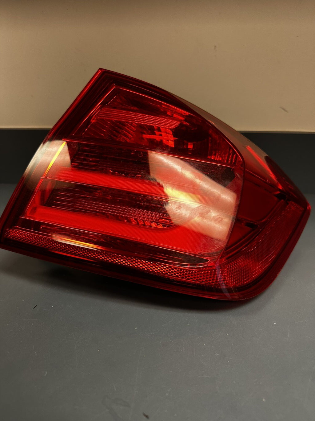 12-16 BMW F30 REAR RIGHT SIDE TRUNK OUTER STOP TAILLIGHT TAILLAMP OEM 7259896