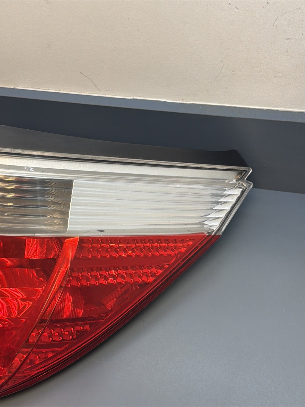 04-2007 BMW 525i 530i 545i 550i E60 Rear Right Passenger Tail Light OEM 6910798