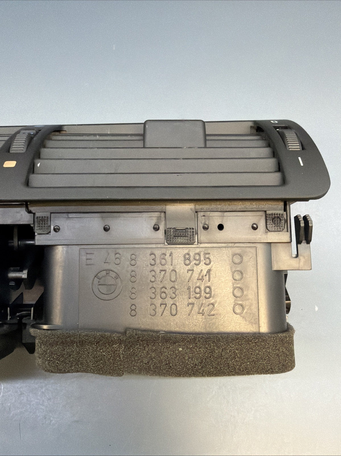 BMW 1997-2006 E46 3 SERIES BLACK CENTER INTERIOR VENT ASSEMBLY OEM 8361895