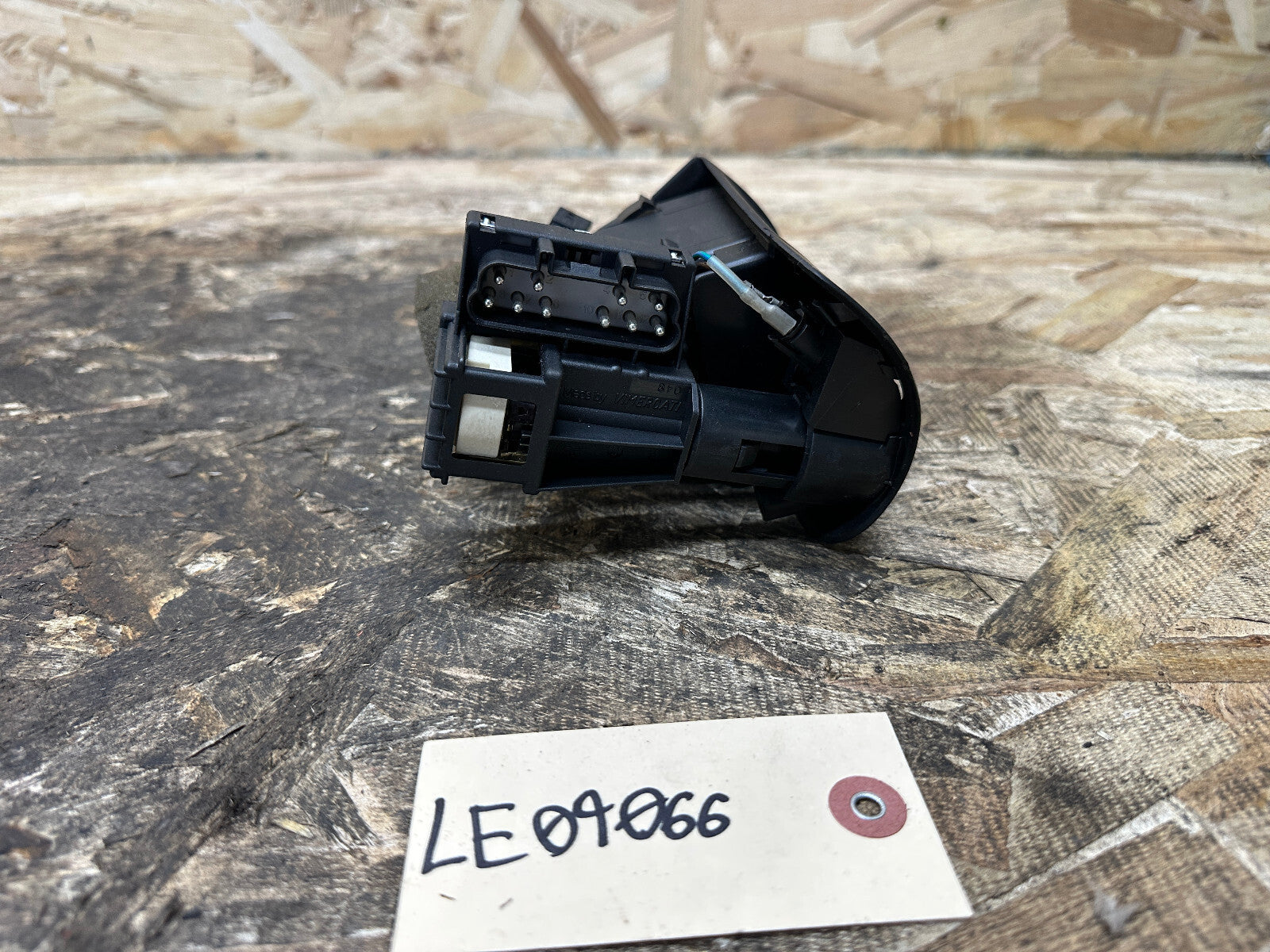 BMW 95-02 E36/7 Z3 BLACK LEFT DASH AIR VENT BROKEN KNOB OEM 8397715