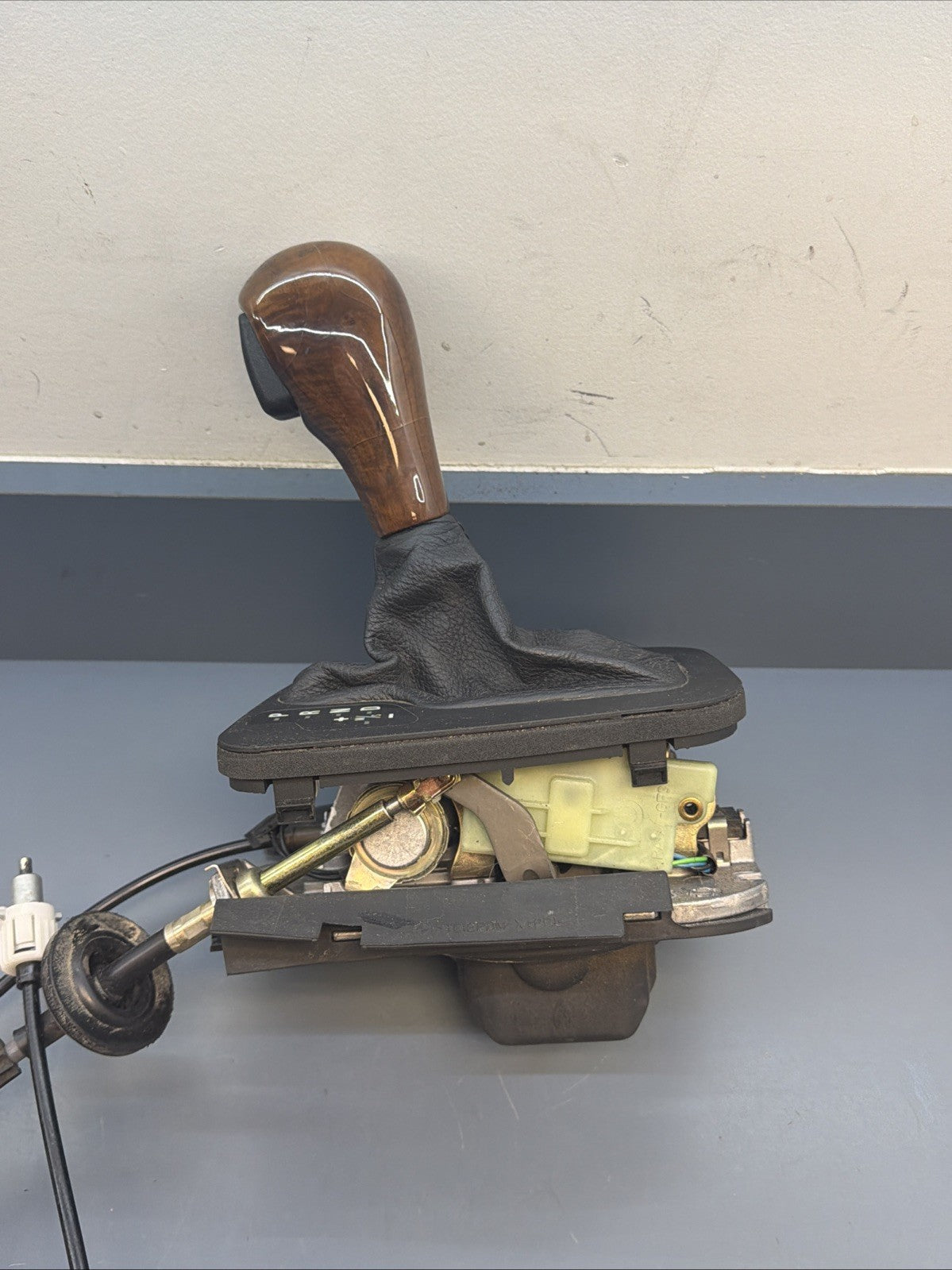 2000-2006 BMW 3 SERIES AUTOMATIC TRANSMISSION SHIFTER 1422277