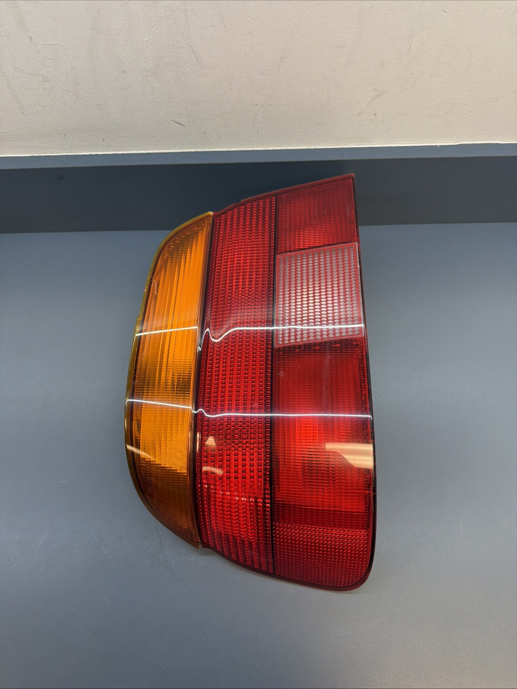 1997-2000 BMW E-39 5-Series Driver Left Side Taillight Unit 146033-00 OEM