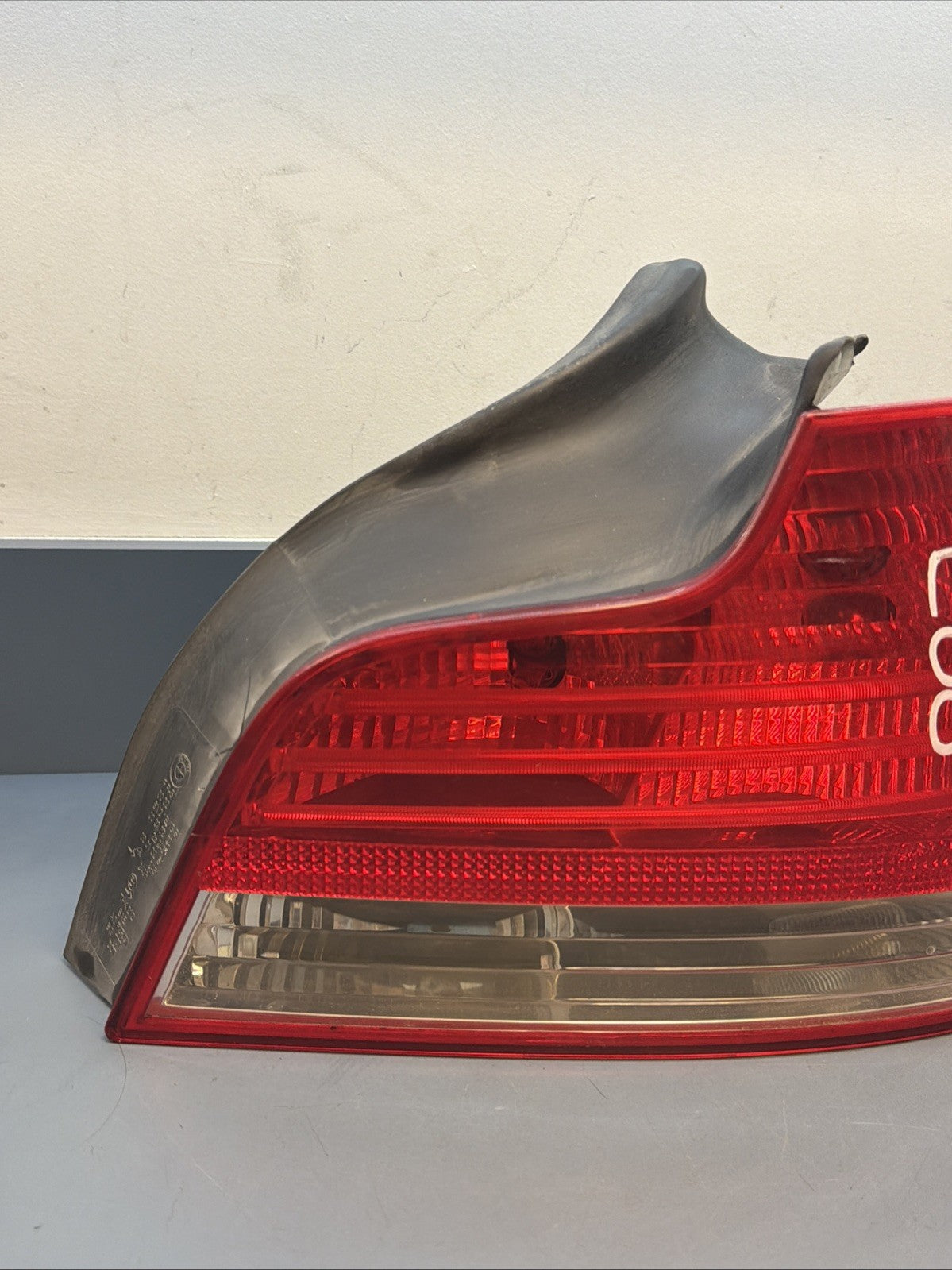 2008 - 2011 BMW E82 128I 135I REAR RIGHT PASSENGER OUTER TAIL LIGHT OEM 7285642