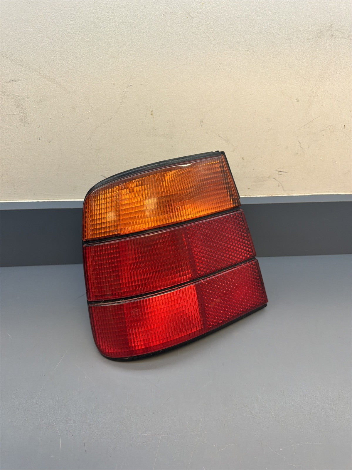 OEM HELLA 1989-1995 BMW E34 5-SERIES REAR TAIL LIGHT LEFT DRIVER 133689