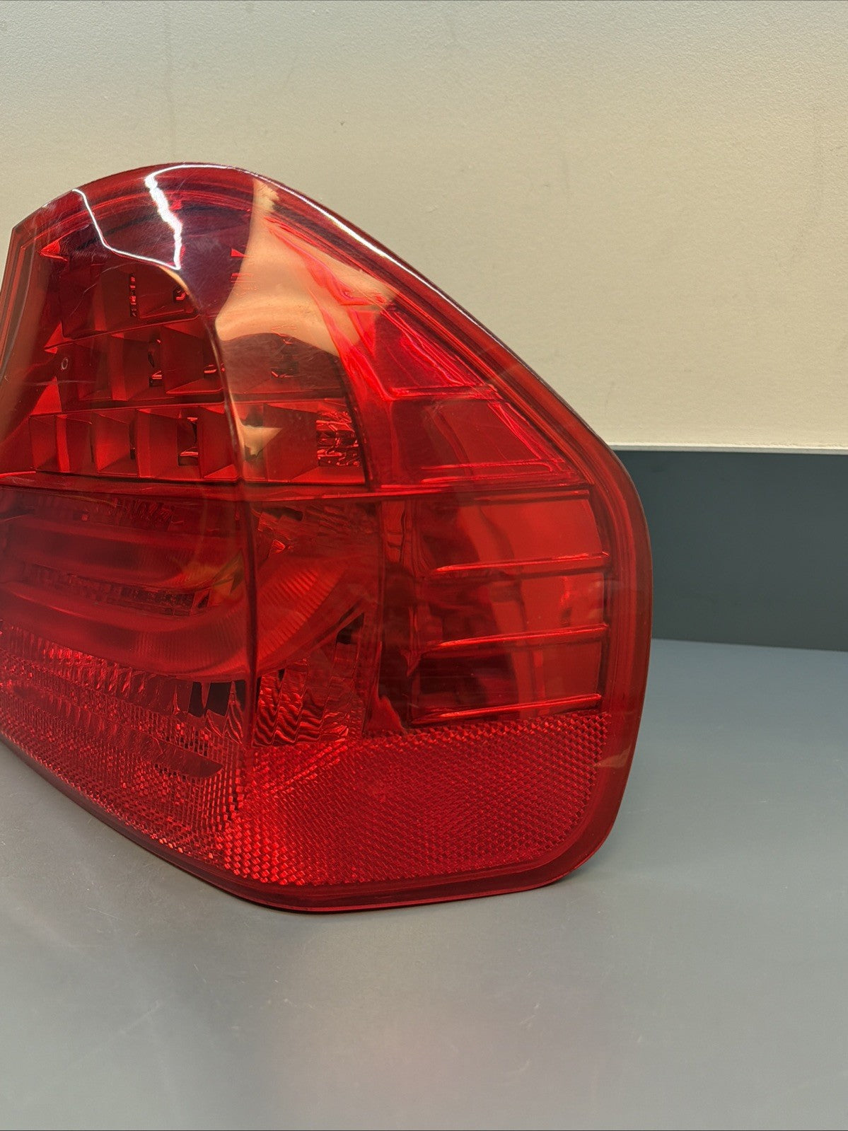 BMW E90 LCI 09-11 TYC TAIL LIGHT RT PASSNAGER SIDE OUTTER LIGHT 111167790