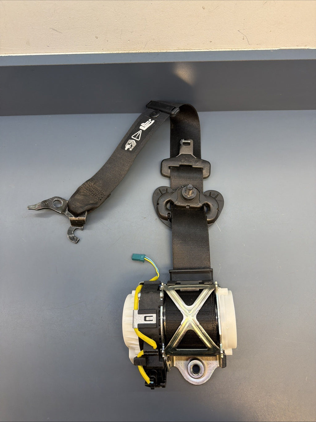 2006-2013 BMW E90 E92 Front Right Passenger Side Seat Belt Retractor 34072775