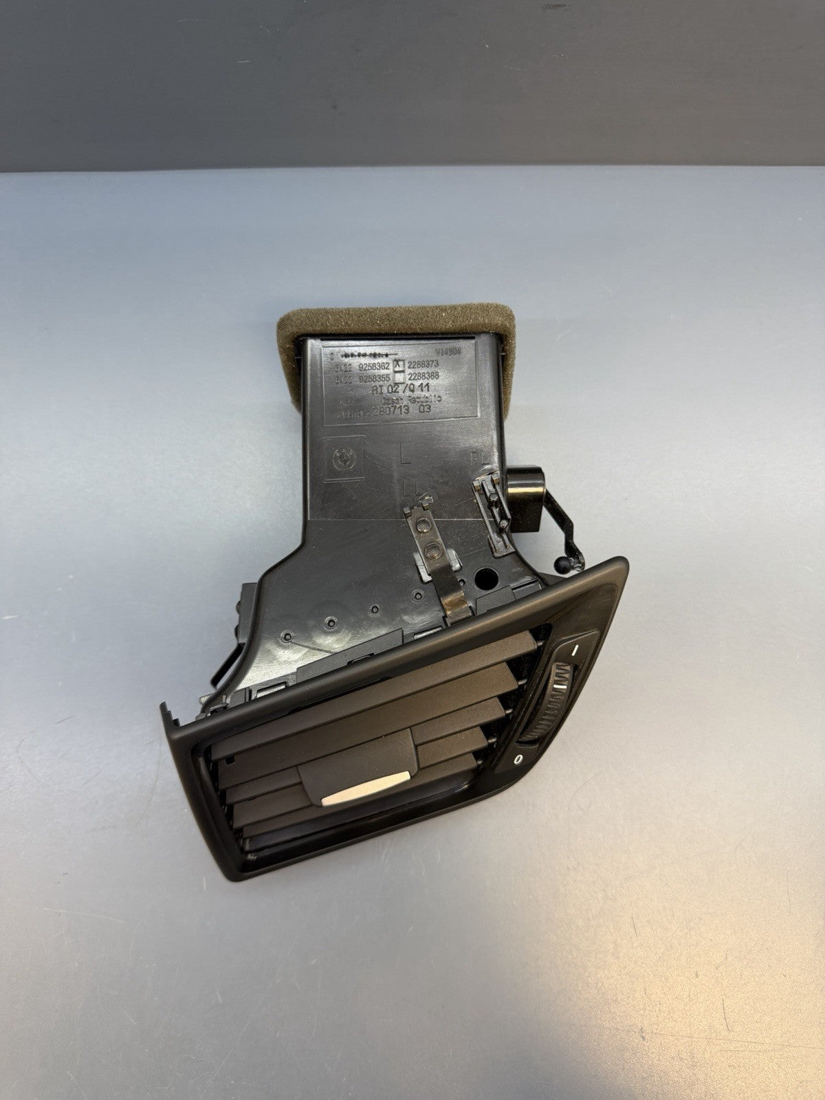 12-15 BMW X1 E84 Left Driver Dash Air Vent Airvent Assembly OEM 9258362