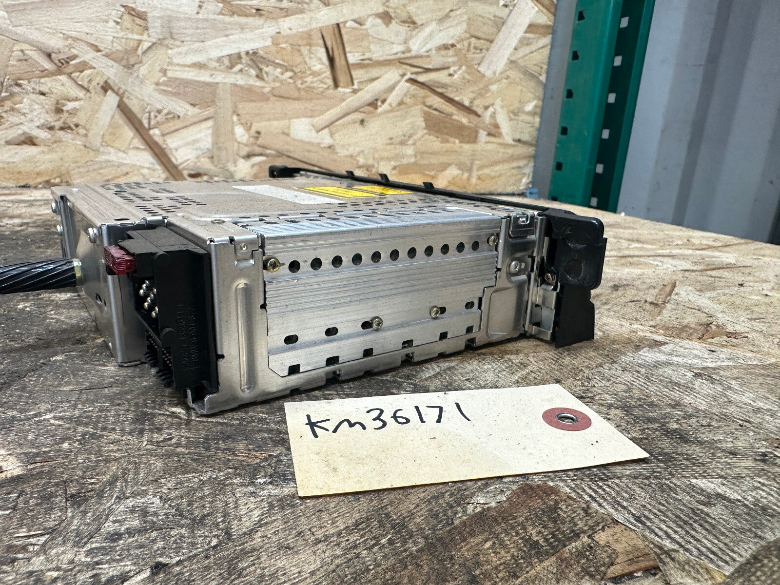 BMW 97-06 E46 3 SERIES CENTER CONSOLE CD/RADIO STEREO RADIO PLAYER OEM 6941505