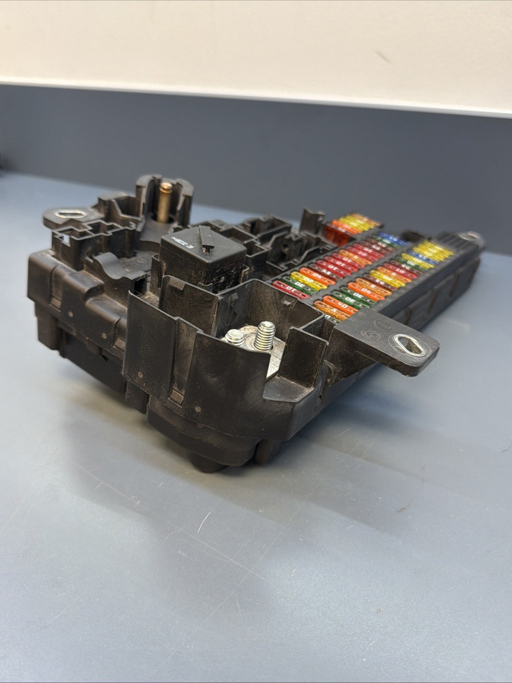 04-10 BMW E60 E63 E64 M5 M6 REAR POWER DISTRIBUTION RELAY FUSE BOX 6906619