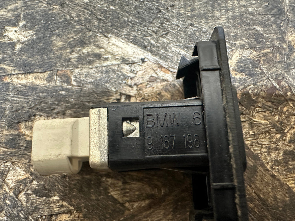 BMW 01-18 1/3/5/6/7 SERIES X1 X3 X4 X5 X6 Z4 FRONT USB PORT BLACK OEM 9167196