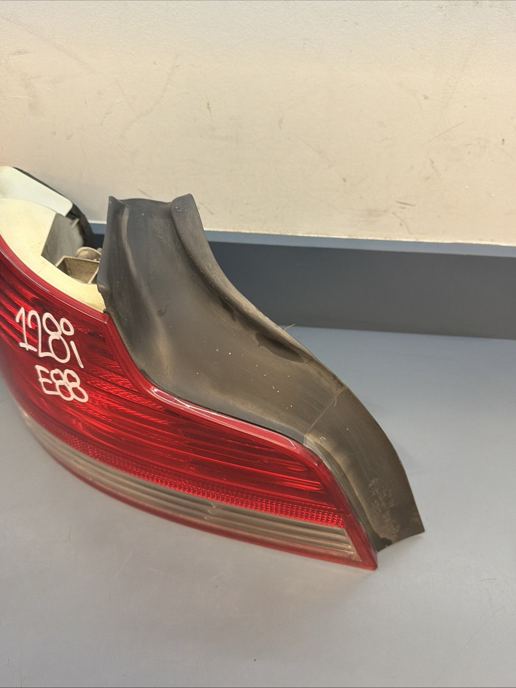 08-11 OEM BMW E82 E88 128 135 Rear Left Driver Side Outer Tail Light 6924519