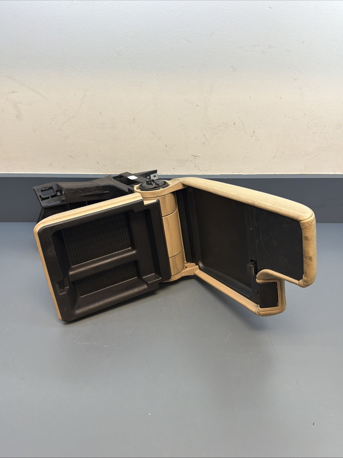 01-06 BMW E46 3 Series Center Console Armrest Storage Box Genuine BEIGE 8213678