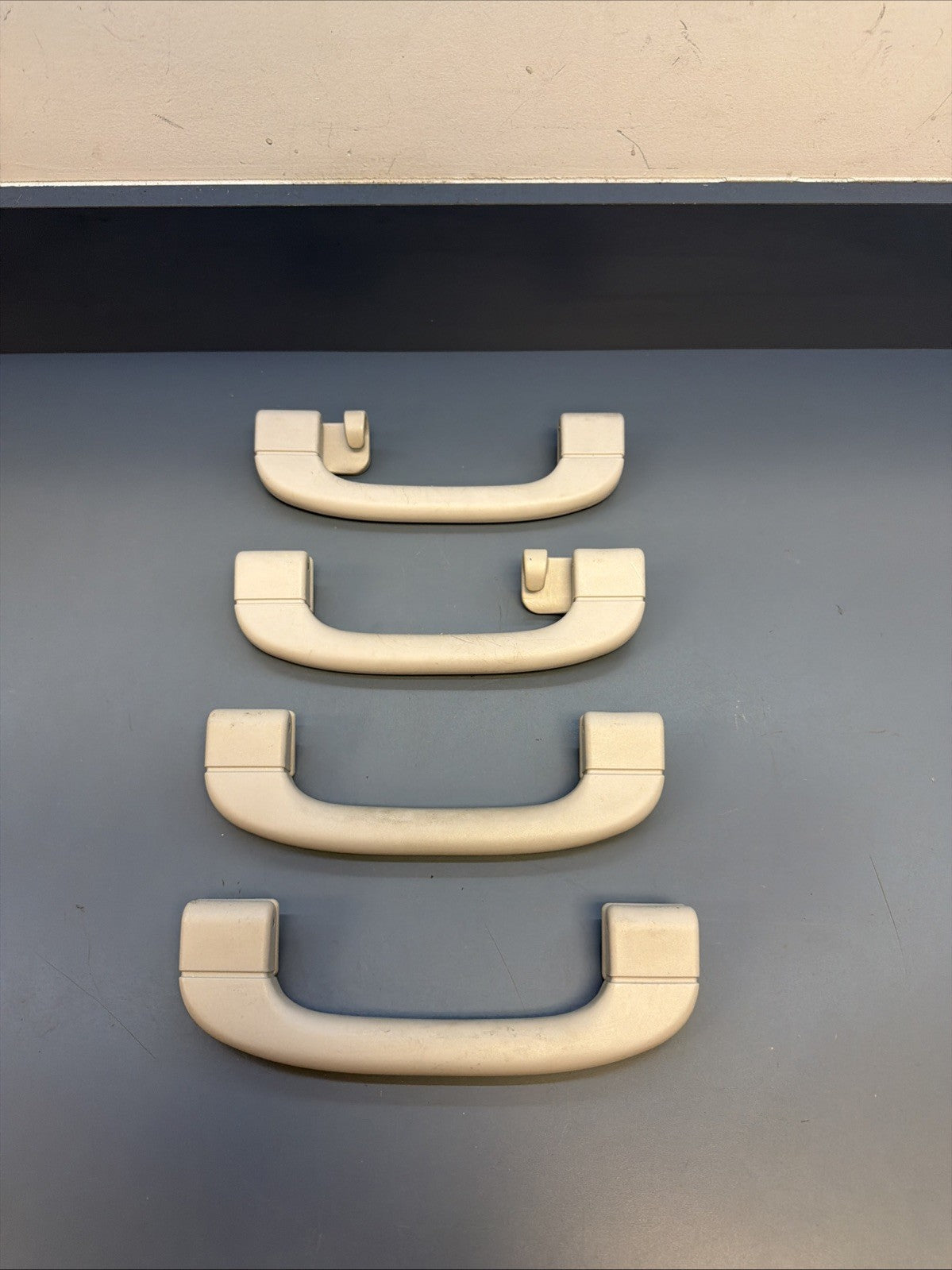 BMW E39 5 SERIES SET OF FOUR INTERIOR GRAB HANDLES 8227593 GREY