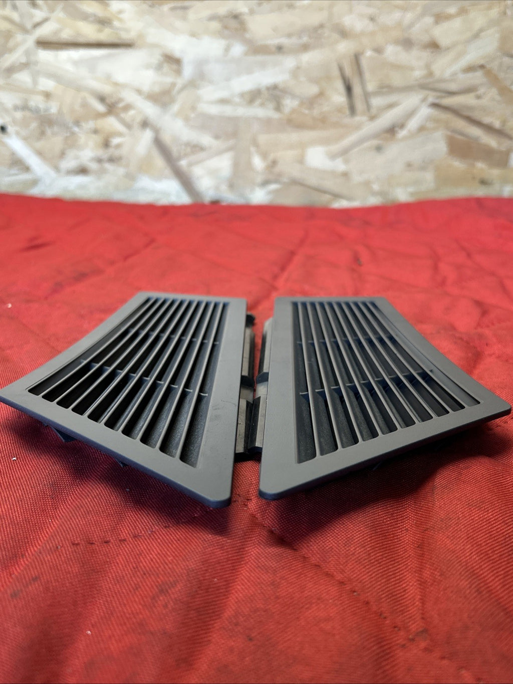 04-10 BMW X3 RH&LH Rear Trunk Inner Interior Boot Vent Grille Trim 3411753