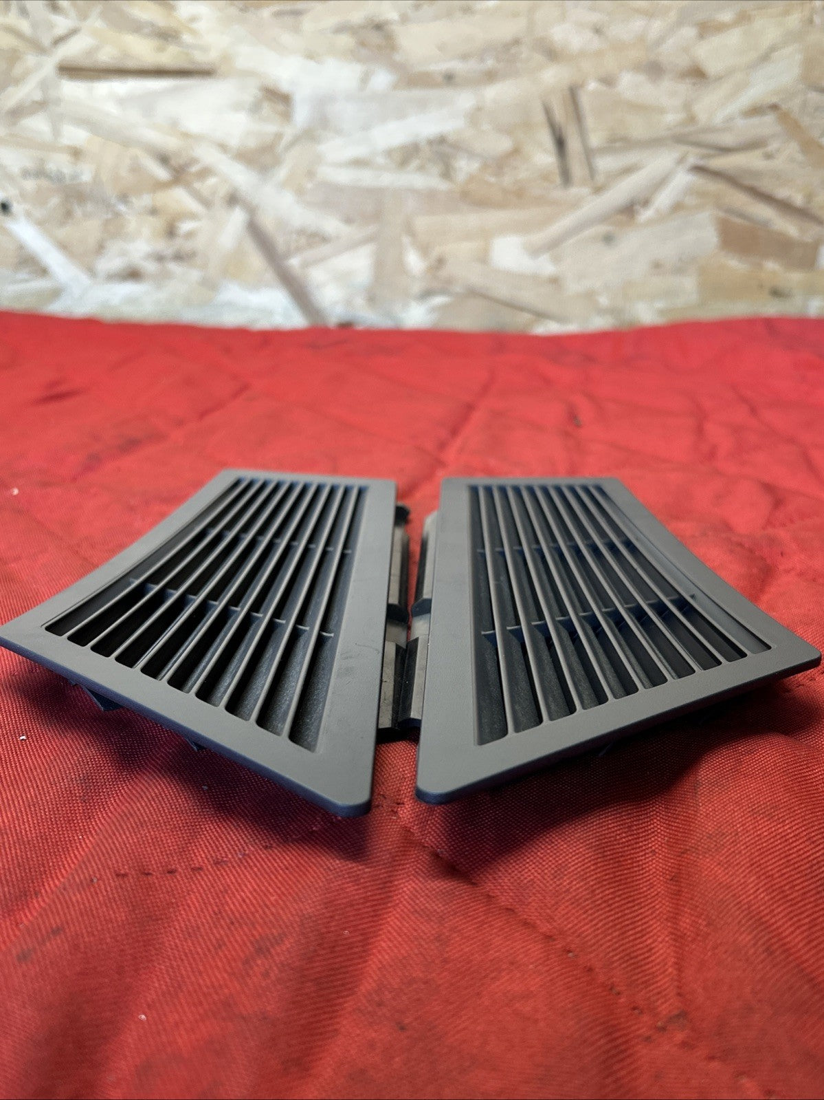 04-10 BMW X3 RH&LH Rear Trunk Inner Interior Boot Vent Grille Trim 3411753