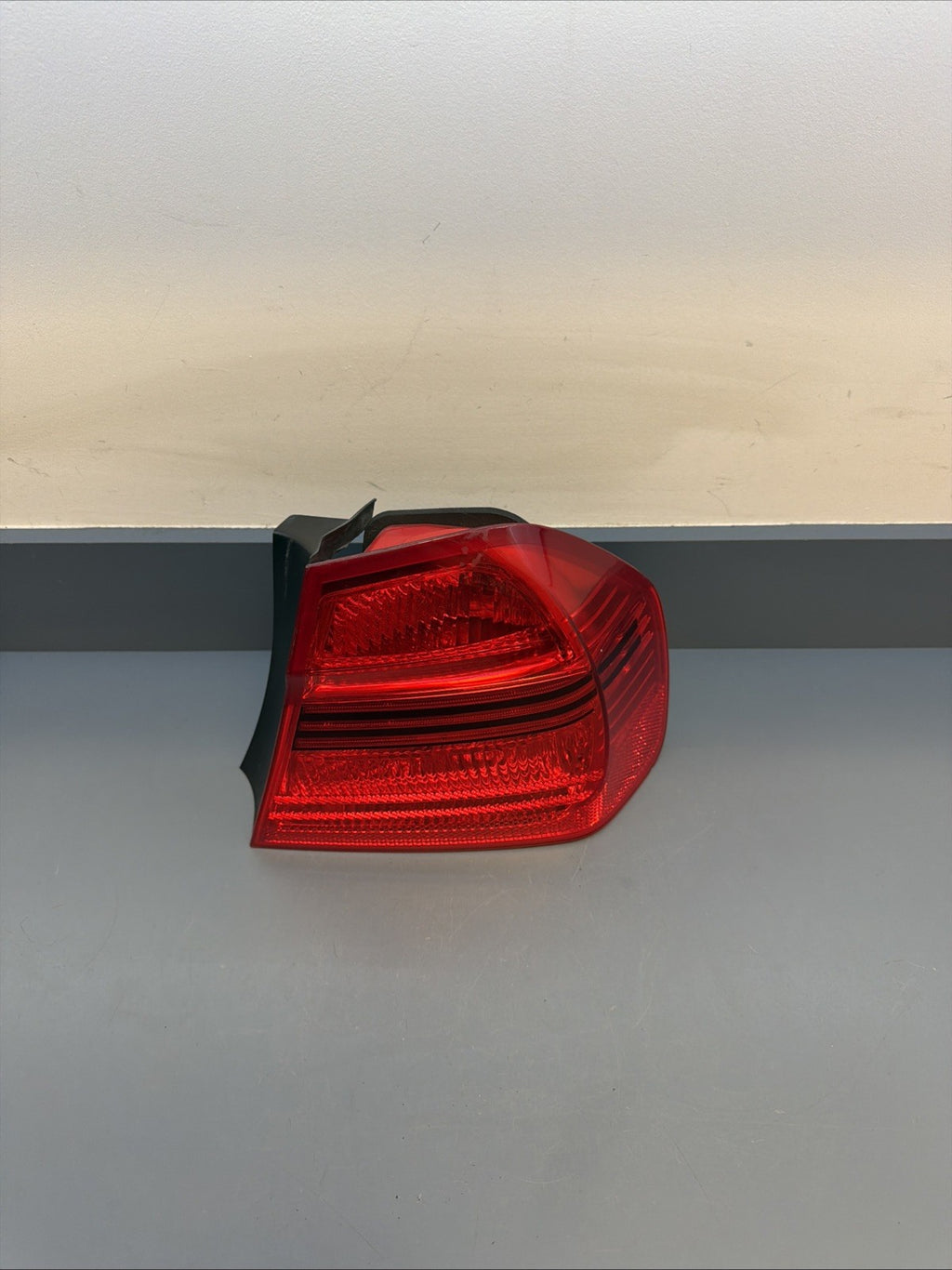 2006-2008 BMW E90 OUTTER PASSANGER PRE LCI TAIL LIGHT 7161956