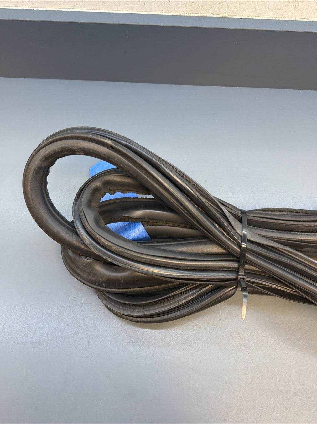 12-18 BMW 328i F30 FRONT LEFT OR RIGHT DOOR WEATHERSTRIP SEAL 7258312