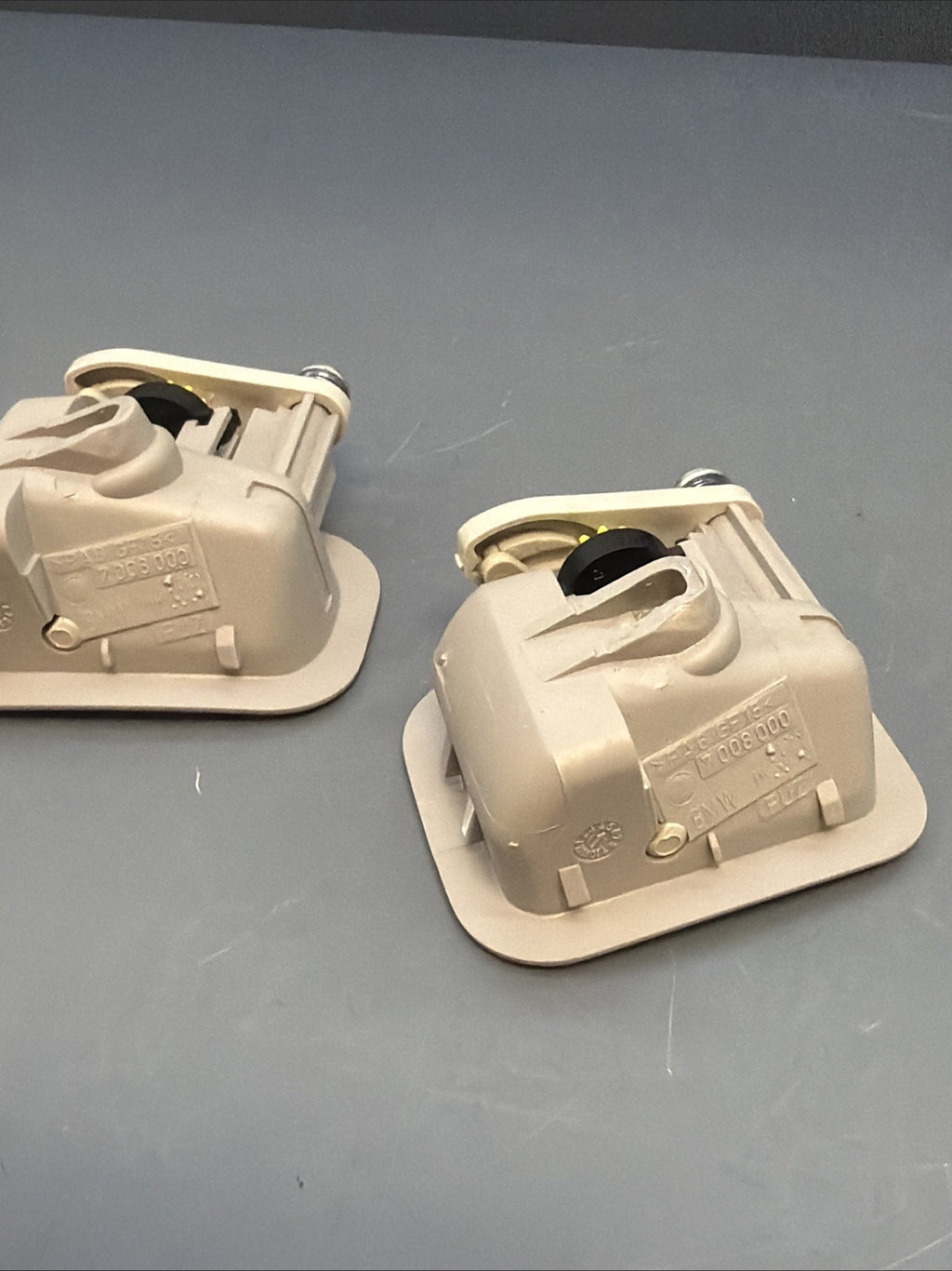 01-11 BMW E92 COUPE 328I LEFT OR RIGHT ROOF HANGER HOOK GREY OEM 7008000