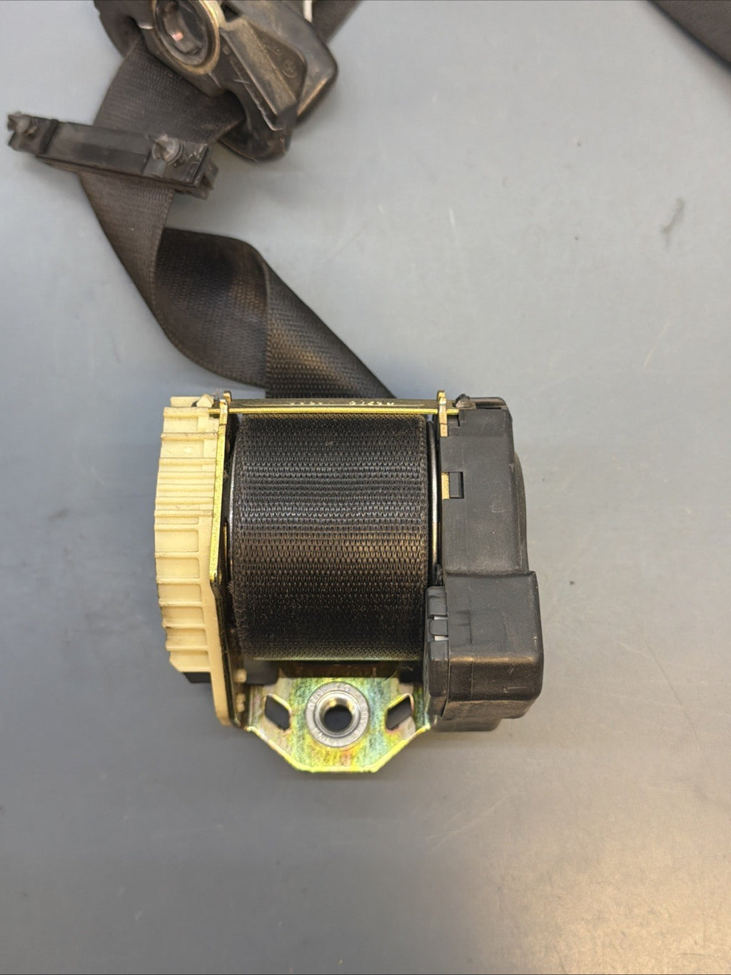 2000-2006 BMW X5 Seat Belt Retractor Front Left Driver E53 OEM 8408751
