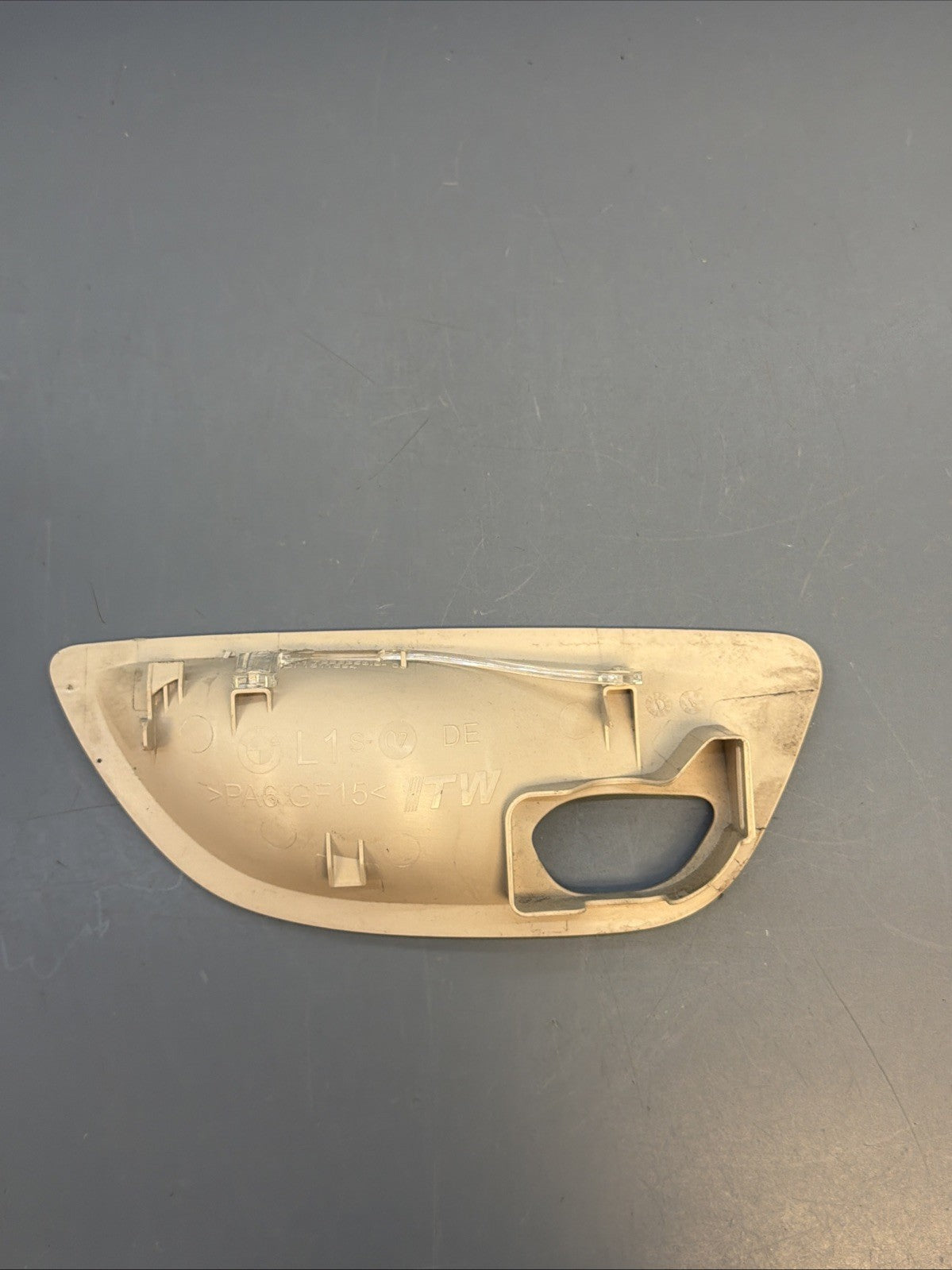 2011-2016 BMW 535I F10 FRONT LEFT INTERIOR DOOR PANEL HANDLE BOLT COVER 7226353