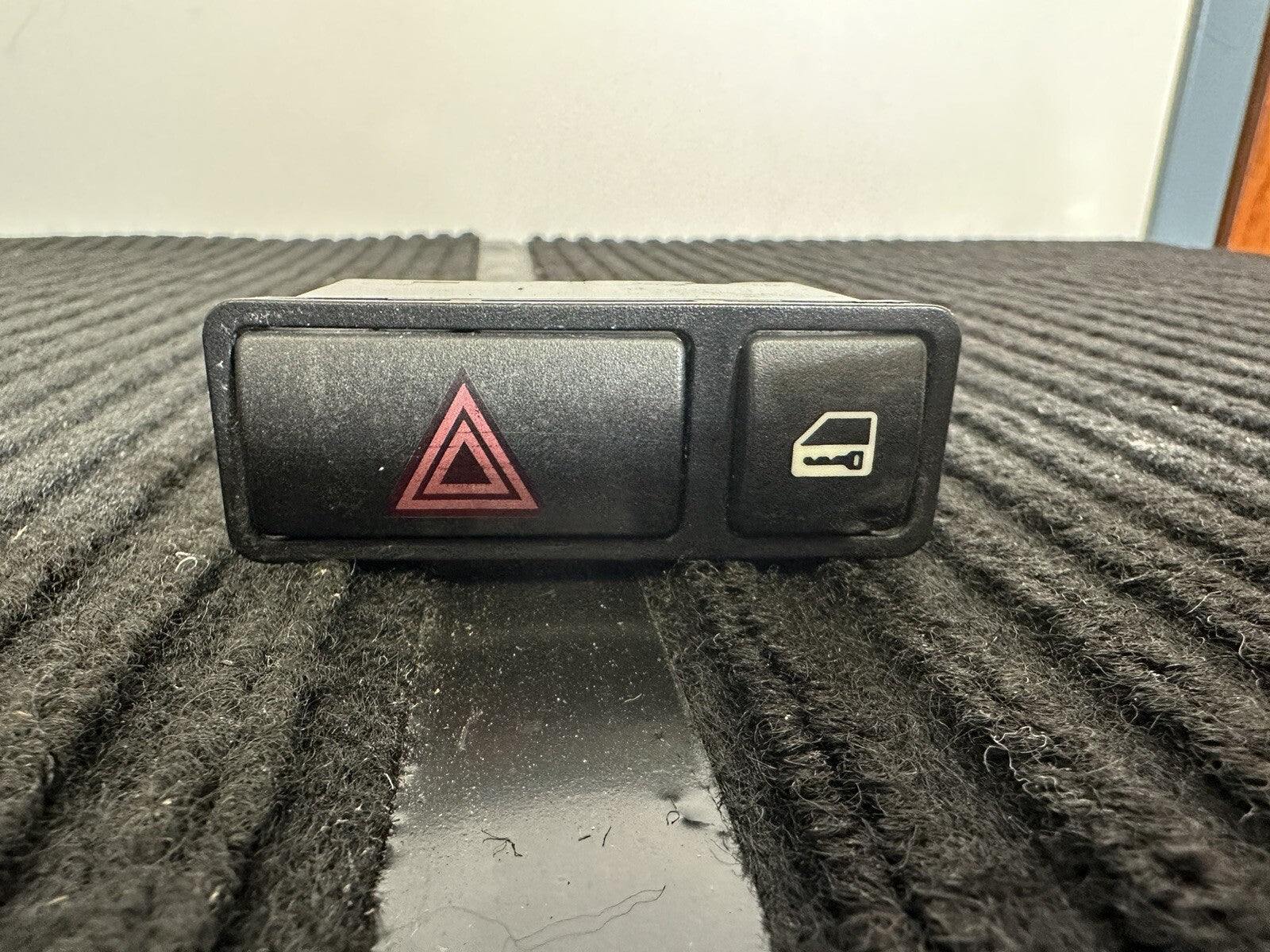 00-05 BMW 3 SERIES E46 WARNING INDICATOR HAZARD LIGHT SWITCH OEM 8638920