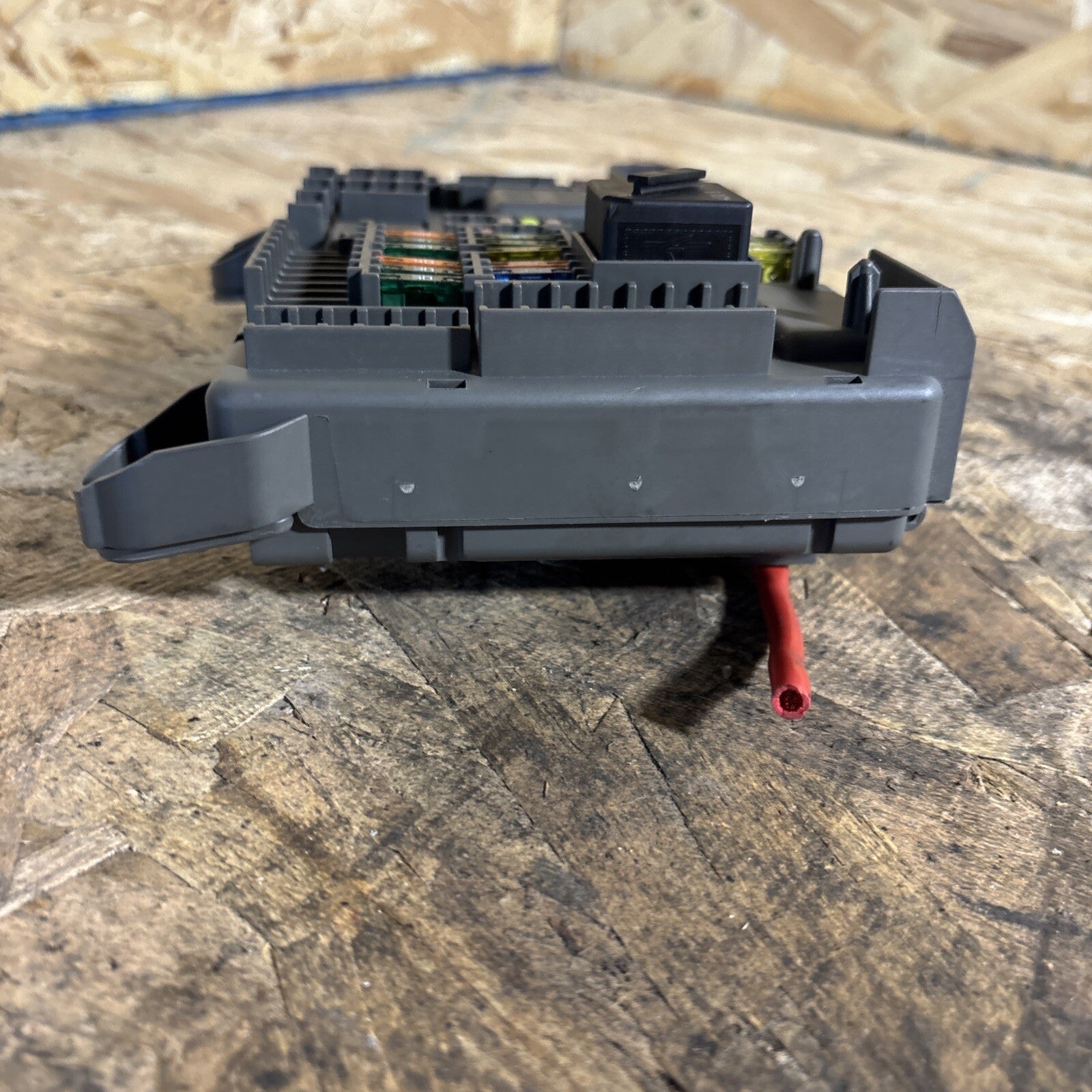 2010 2011 2012 2013 2014 BMW X6M TRUNK CABIN FUSE RELAY BOX 693168704