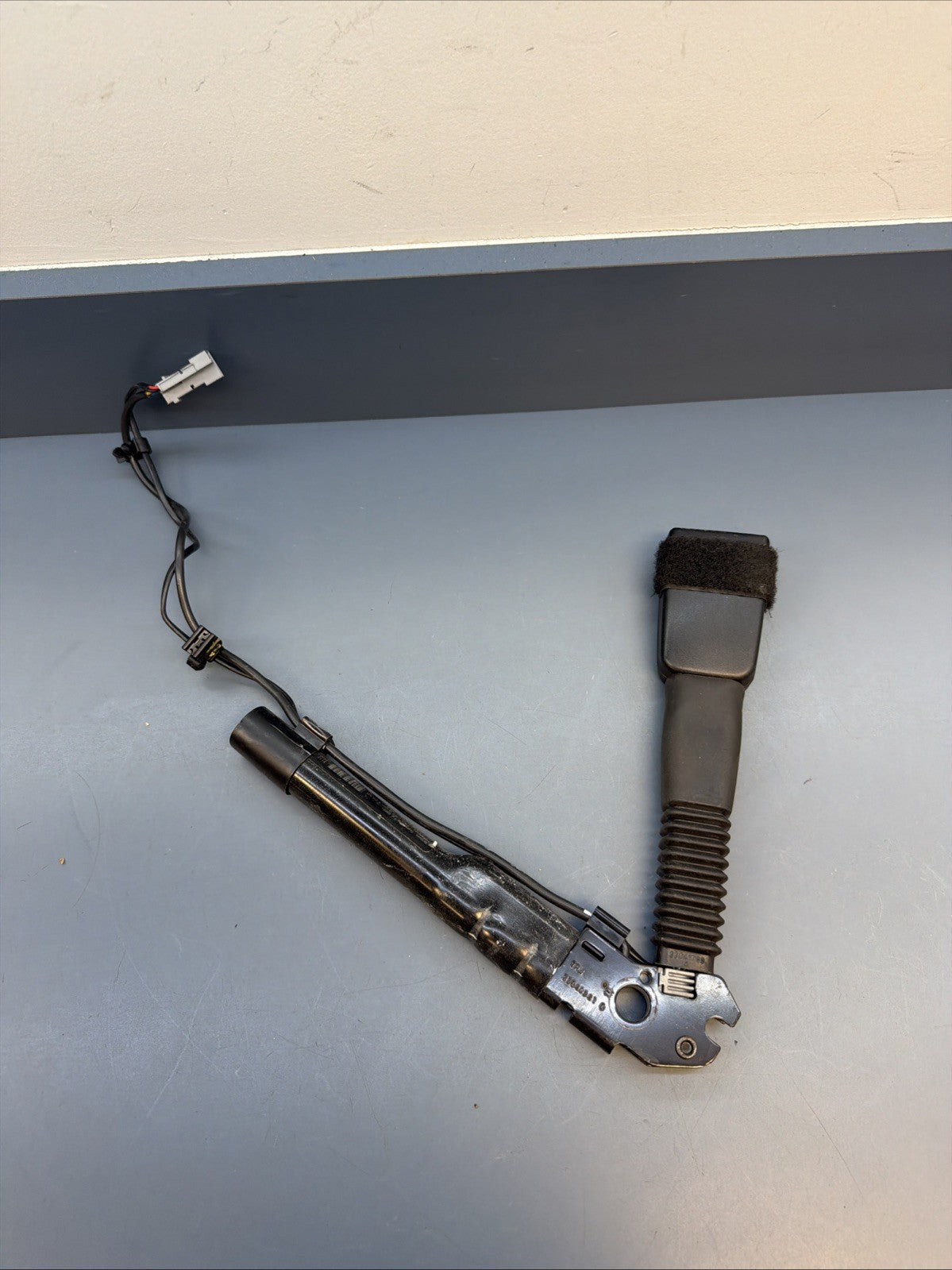 OEM BMW 7213564 Right Side Seatbelt Buckle Receiver E90 E91 E92 E93 E84 E89