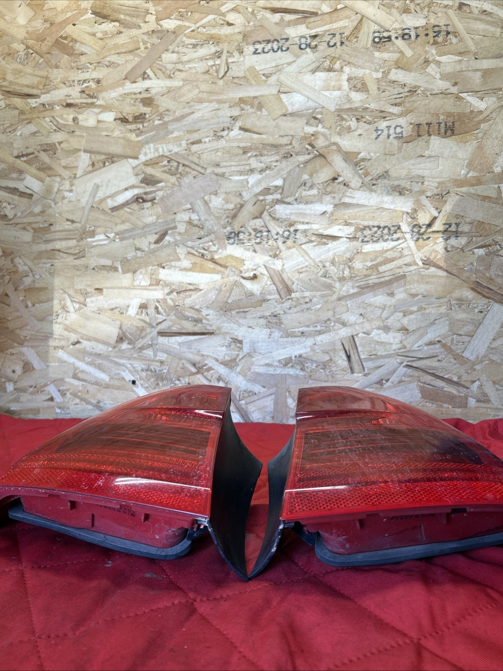 BMW 04-08 E90 3 SERIES OUTER FENDER TAIL LIGHT SET 2PC OEM 7161955+7161956