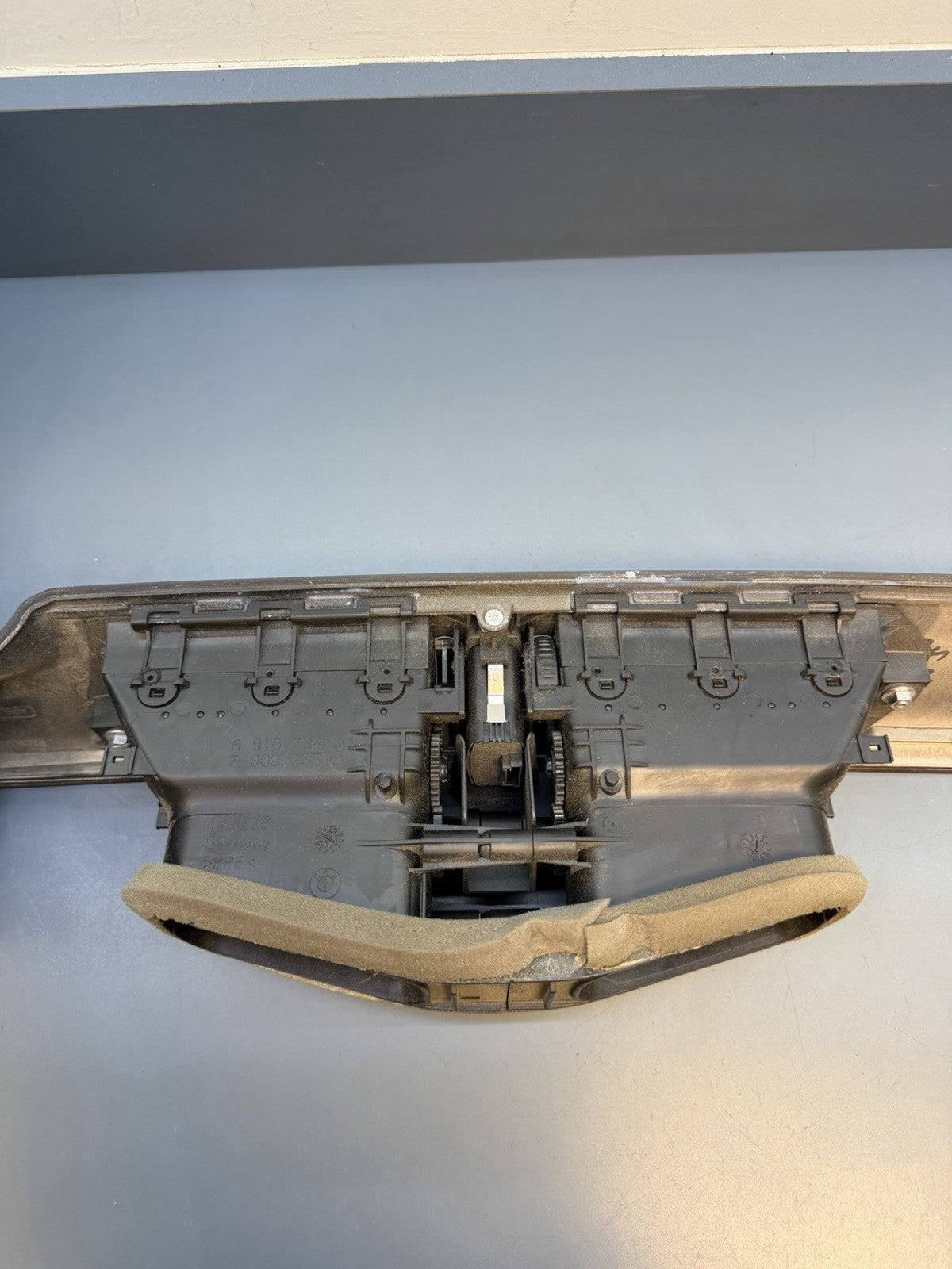 04-10 BMW E60 530i 528i 550 DASHBOARD TRIM W/ CENTER AIR VENT GRILLE OEM 6970268