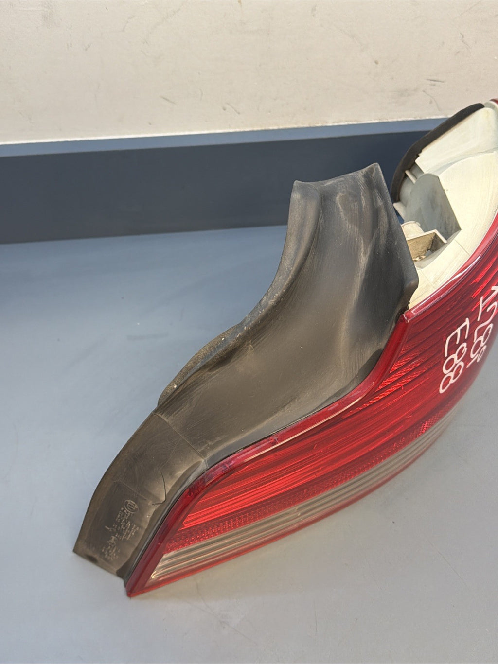 2008 - 2011 BMW E82 128I 135I REAR RIGHT PASSENGER OUTER TAIL LIGHT OEM 7285642