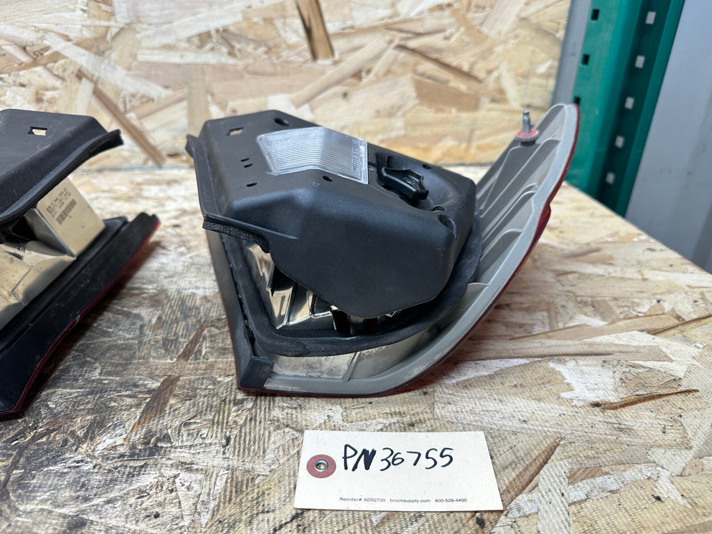 BMW E46 2003-2006 REAR OUTER TAIL LIGHT L+R SET 2PC OEM 6946533+6946534