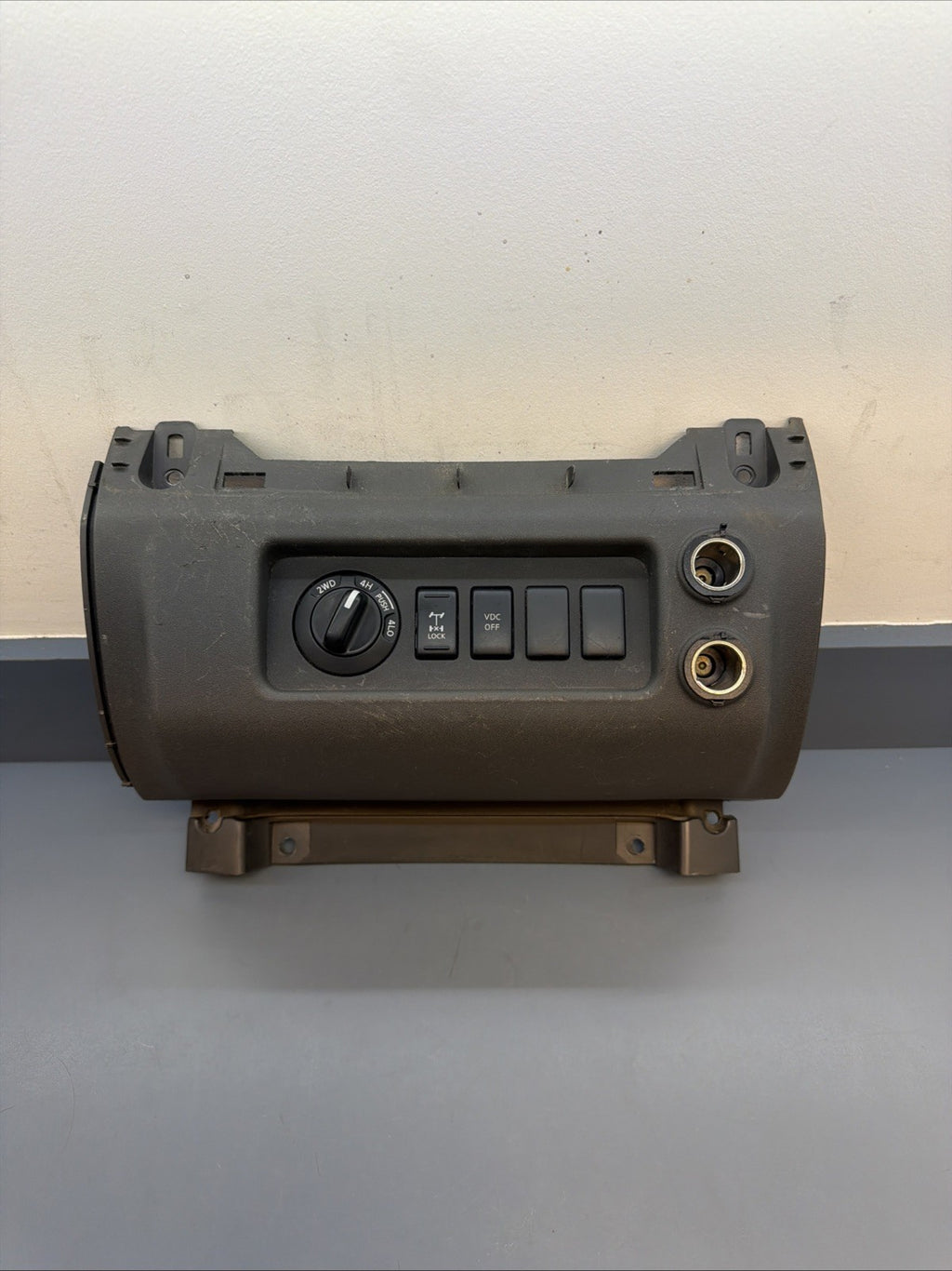 05-12 NISSAN XTERRA Lower Center DASH SWITCH TRIM BEZEL 4WD Switch Vdc Used Oem