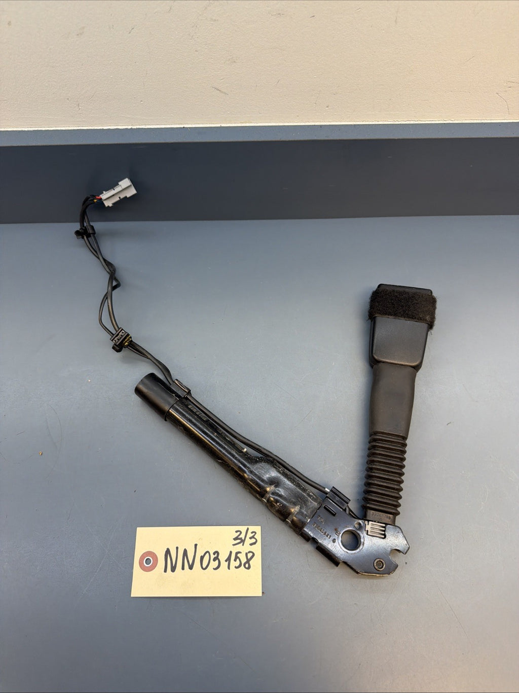 OEM BMW 7213564 Right Side Seatbelt Buckle Receiver E90 E91 E92 E93 E84 E89