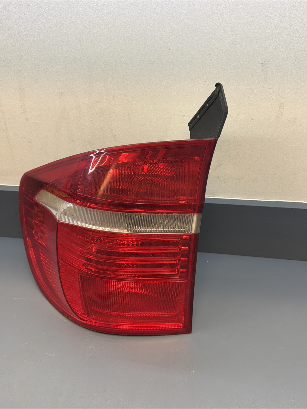 BMW E70 X5 LEFT REAR OUTER BRAKE TAIL LIGHT LAMP 7200819 OEM