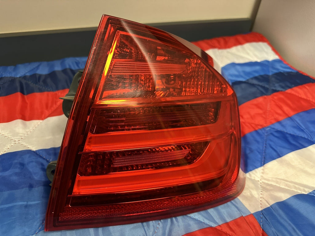 12-15 BMW F30 F80 SEDAN REAR RIGHT OUTER QUARTER TAIL LIGHT LAMP OEM 7372786