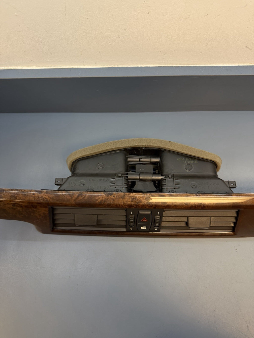 04-10 BMW E60 530i 528i 550 DASHBOARD TRIM W/ CENTER AIR VENT GRILLE OEM 6970268