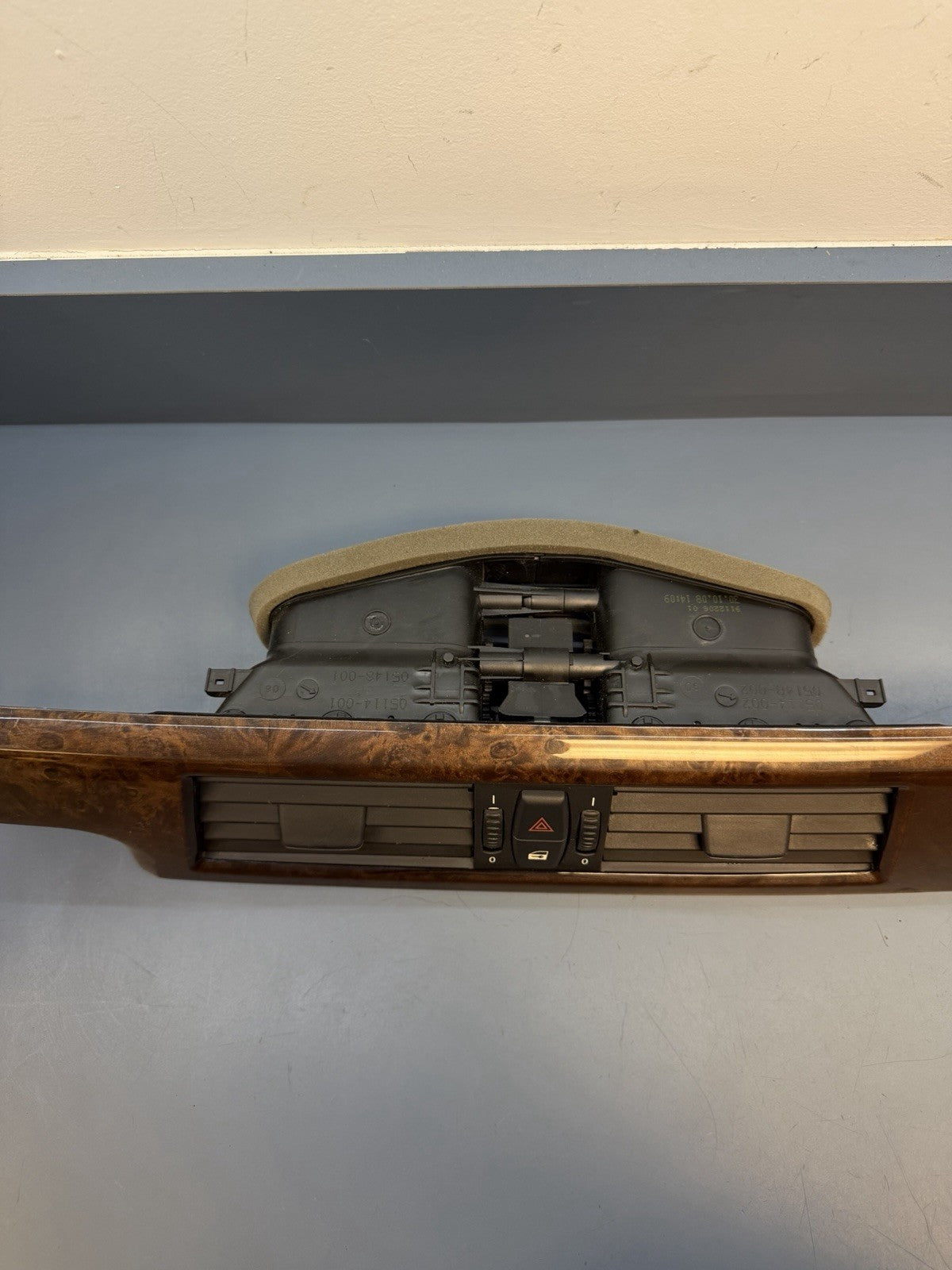04-10 BMW E60 530i 528i 550 DASHBOARD TRIM W/ CENTER AIR VENT GRILLE OEM 6970268