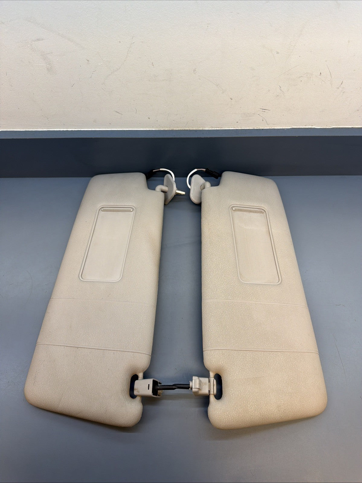 07-10 BMW X3 E83 SUN VISOR PAIR 8373575 GRAY