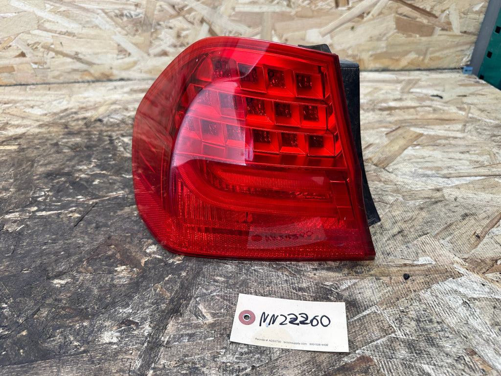 BMW 09-11 E90 LCI LEFT DRIVER SIDE REAR OUTER TAIL LIGHT OEM 7289429
