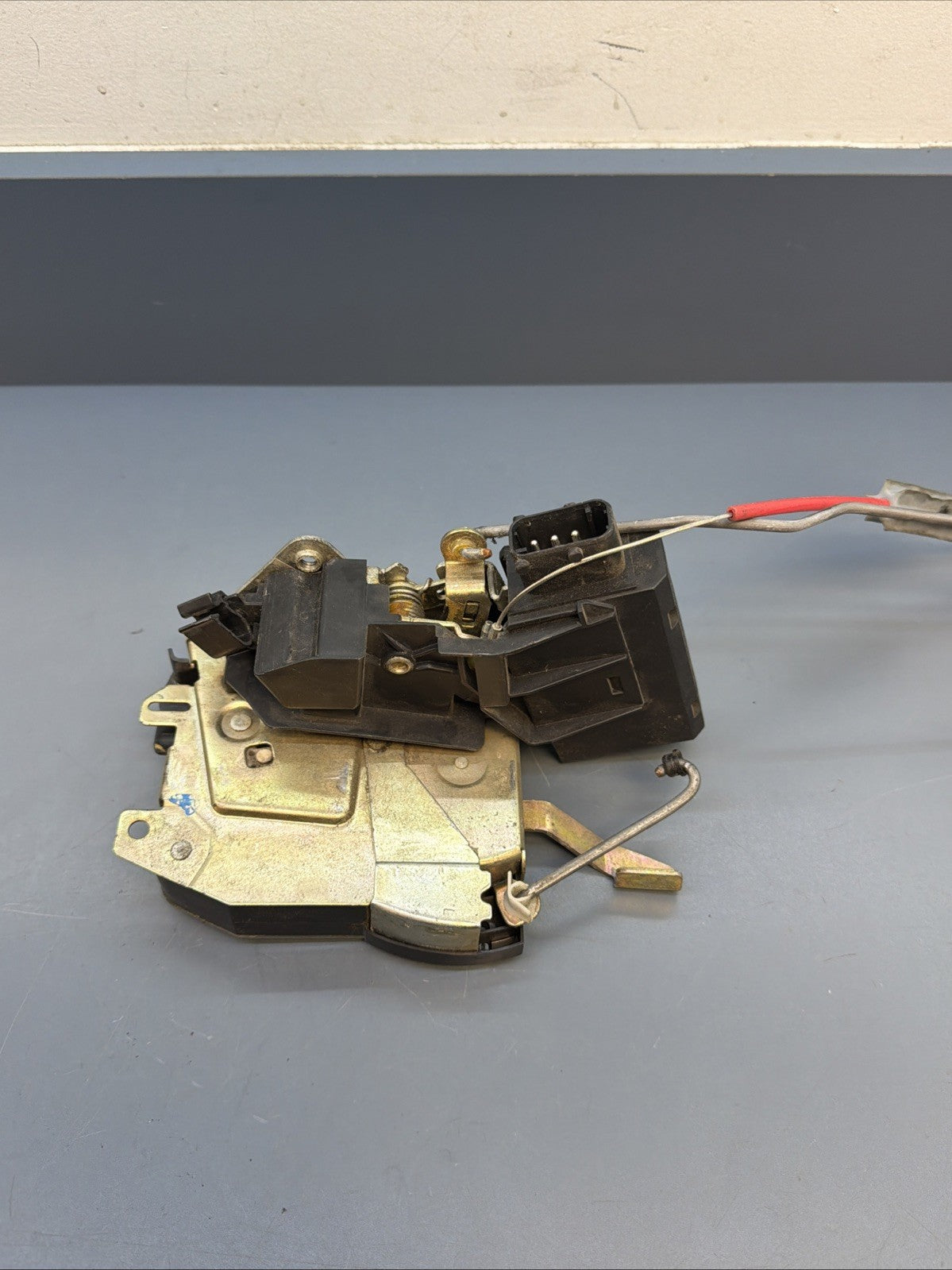 Genuine BMW E34 Door latch Main mechanism Driver  Front 51218138923
